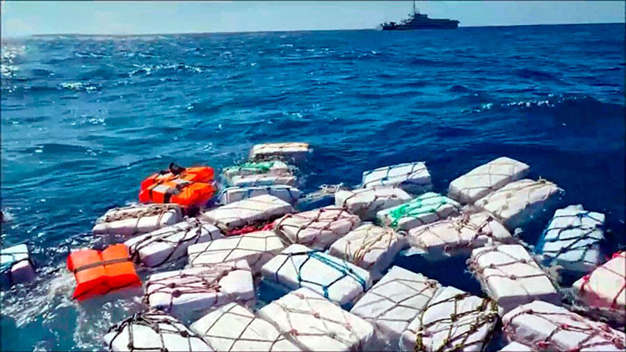 Des ballots de cocaîne flottants à la surface de la mer