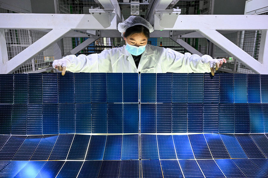 Ouvrière dans une usine chinoise de production de panneaux photovoltaïques à Sugian, dans l’est de la province de Jiangsu.