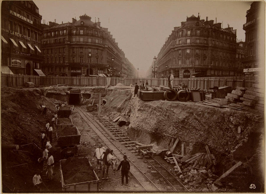 Photo de 1903 de la place de l’Opéra éventrée lors des travaux du métro. Photo C. Maindron CC0 Paris Musées, Musée Carnavalet-Histoire de Paris