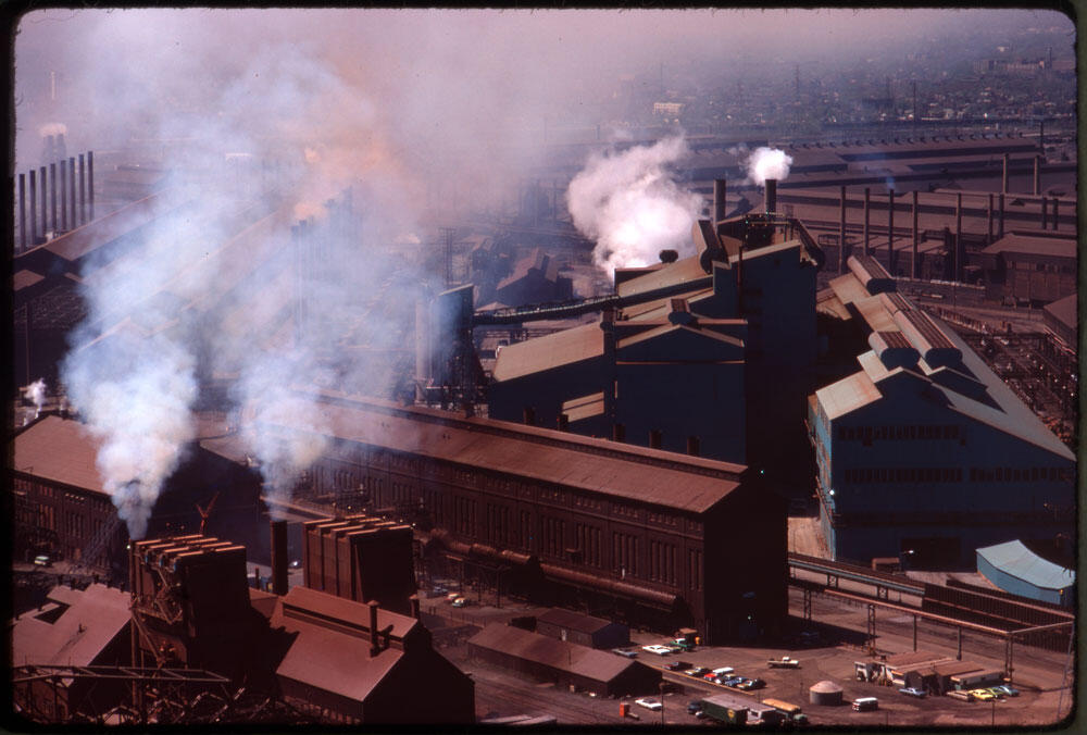 Ambiance couleur terre et fumée dans cette vue aérienne de la fonderie US Steel en avril 1973