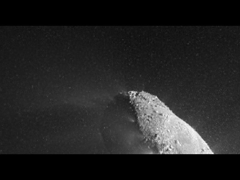 Photo d’une partie du noyau de la comète Hartley-2, éclairé par le Solei