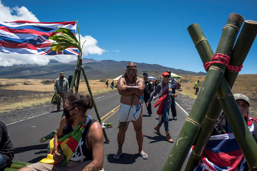 Manifestants rassemblés sur la route d’accès au Mauna Kea, à Hawaï, pour protester contre la construction d’un télescope géant sur un terrain considéré comme sacré.