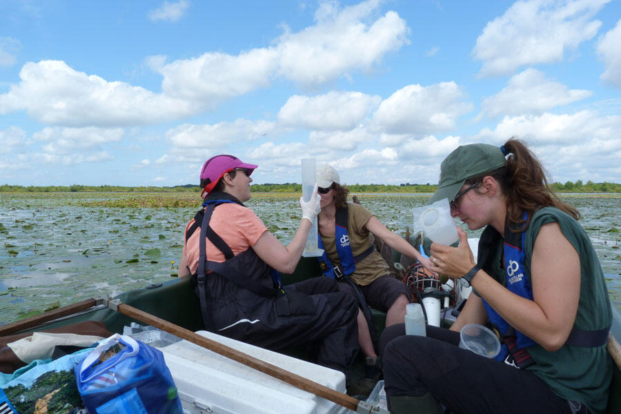©Jean-Marc Gillier / SNPN / Réserve naturelle nationale du lac de Grand-Lieu Trois scientifiques sur un bateau prélèvent de l'eau dans le lac de Grand-Lieu (Loire-Atlantique) afin de caractériser sa composition en planctons