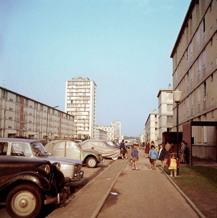 Des immeubles, des voitures et des enfants, à Sarcelles dans les années 1960 © Roger-Viollet 