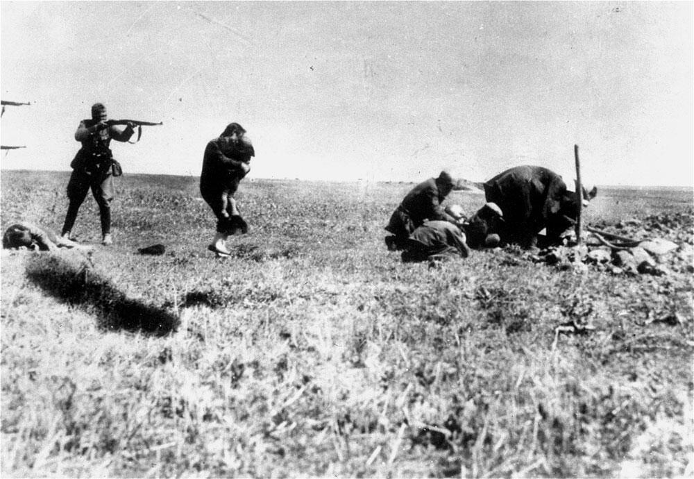 Execution de Juifs, Ukraine 1942 © Universal Historical Archive / UIG / Bridgeman Images