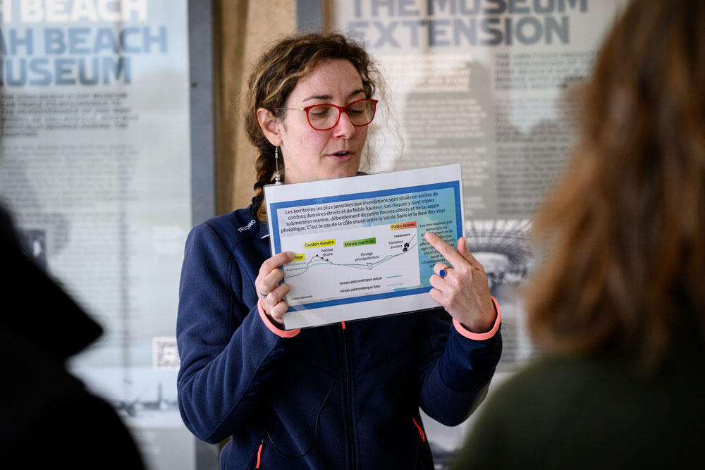 Une femme montre une carte dans le cadre d’un échange sur le travail de prospective «Notre littoral demain»