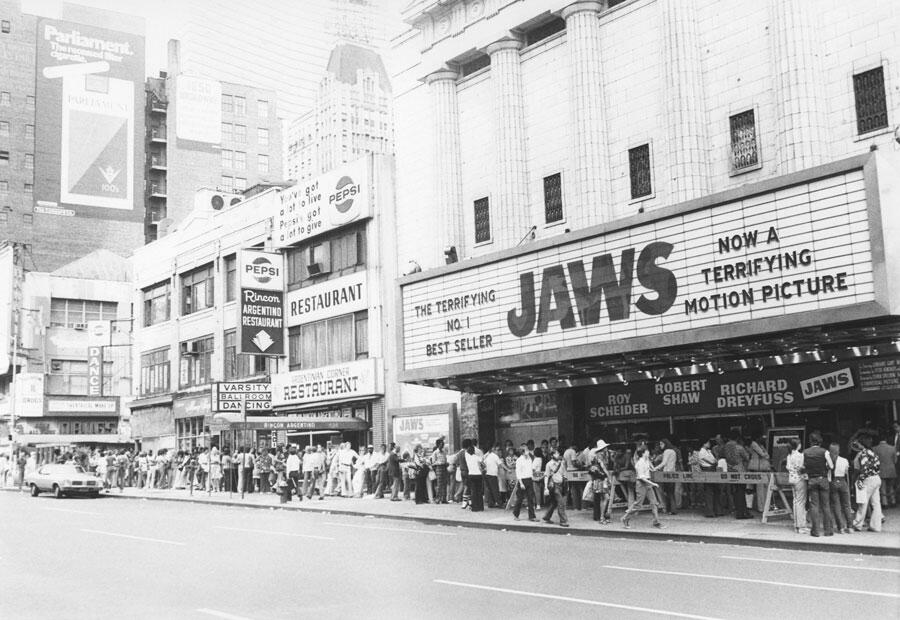 File d'attente en 1975 devant le cinéma new-yorkais Rivoli, détruit en 1987 © Universal / Everett / Aurimages