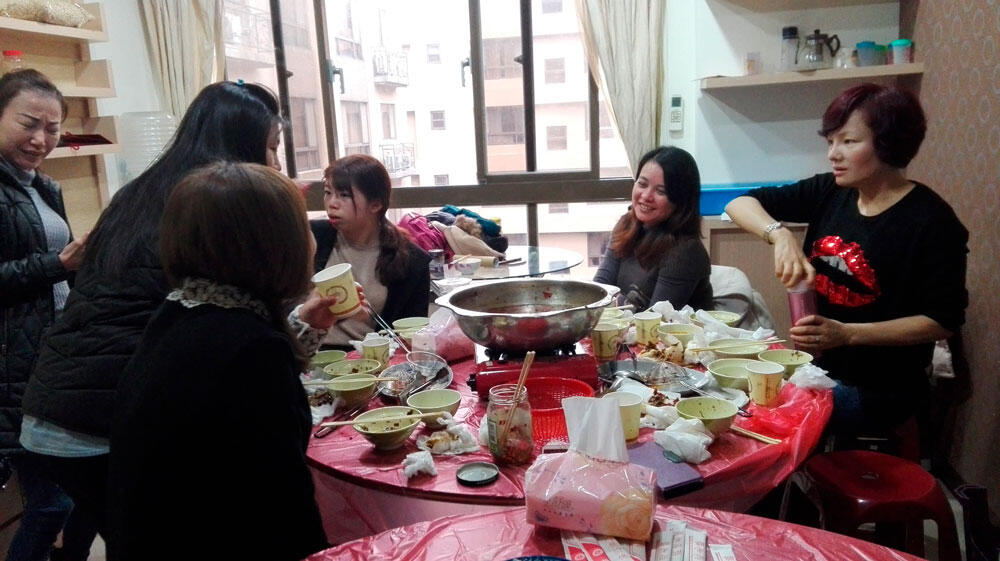 Un groupe de femmes chinoises autour d’un dîner.