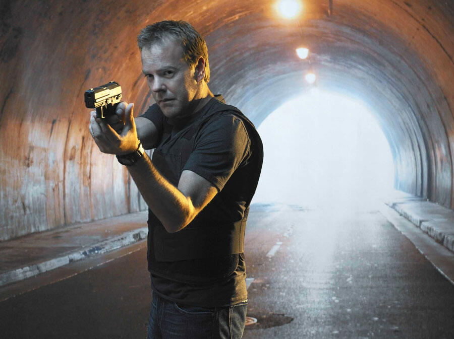 Image de Kiefer Sutherland dans un tunnel, revolver braqué vers la gauche