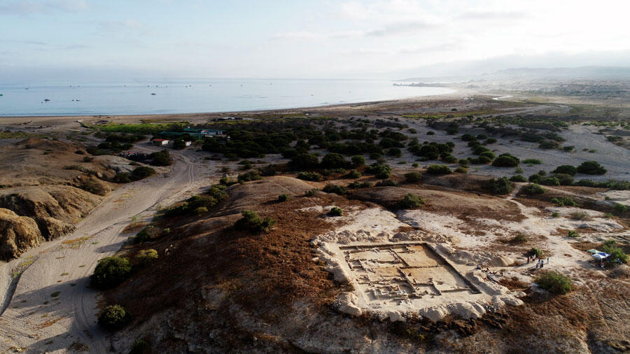 Vue aérienne par drone du secteur funéraire du site archéologique de Huaca Amarilla, à proximité de l’océan Pacifique, à l’extrême nord du Pérou. 