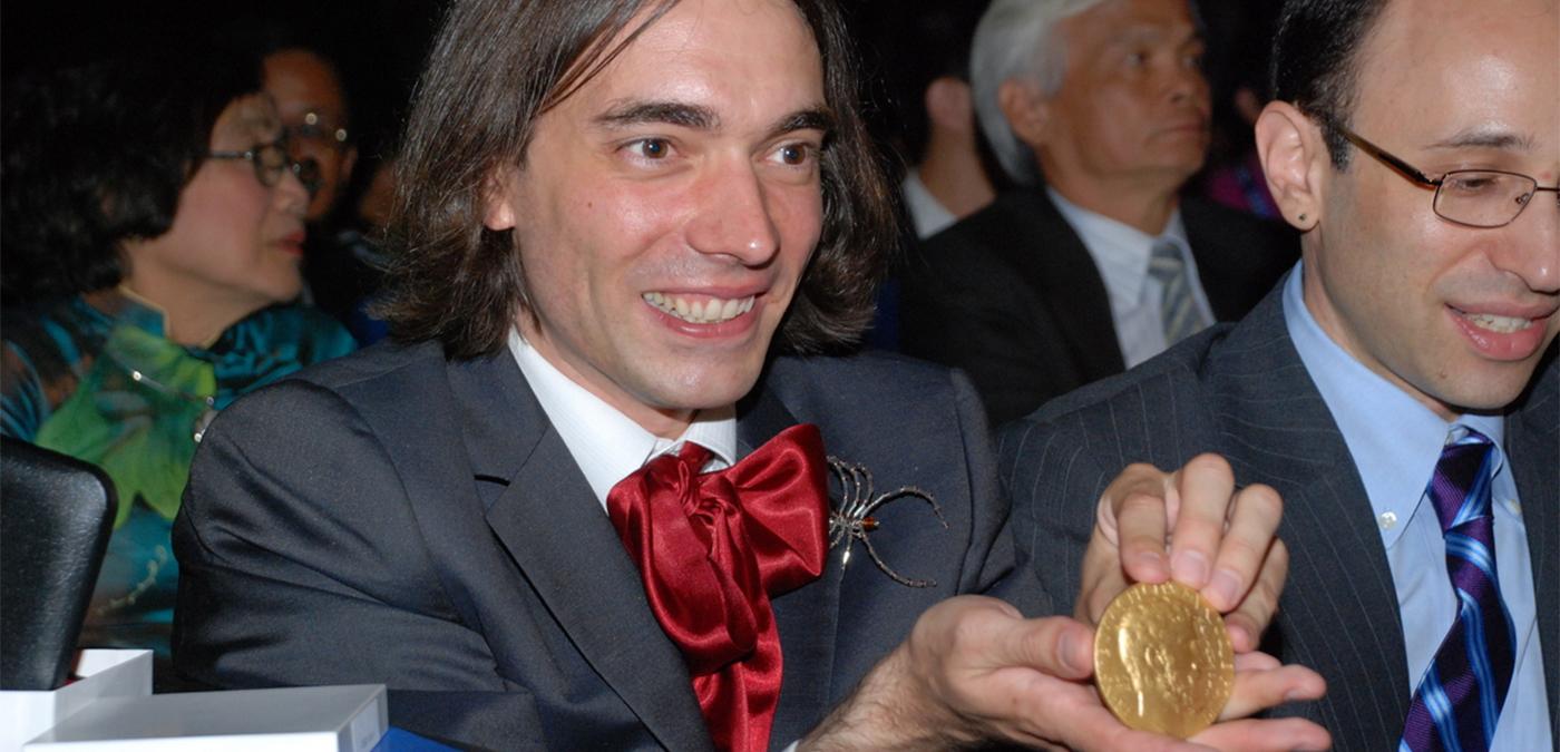 Cédric Villani reçoit la médaille Fields en 2010.