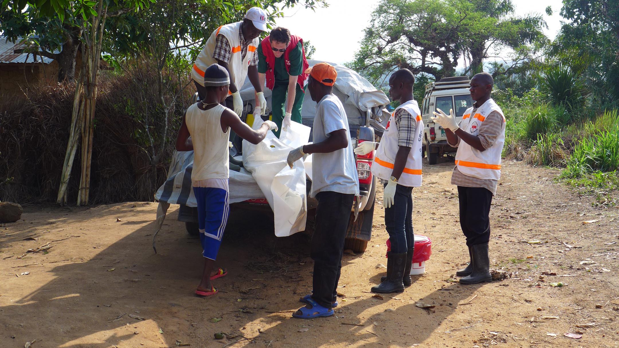 Prise en charge du corps d'un défunt lors de l'épidémie d'Ebola en Guinée
