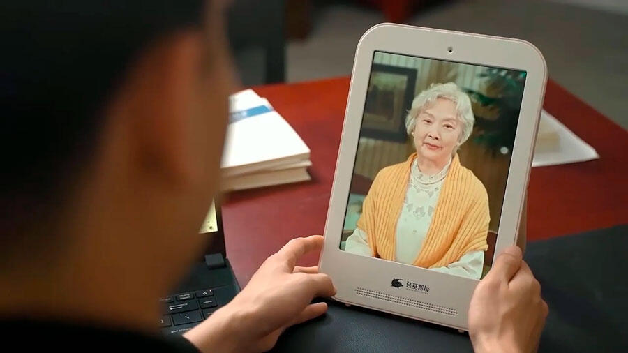 Un jeune homme discute avec l’avatar numérique de sa grand-mère décédée, avatar créé avec l’IA par la société chinois Silicon Intelligence
