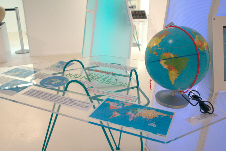 Vue intérieure de l’exposition à l’IHP, dessiner sur une surface comme un planisphère