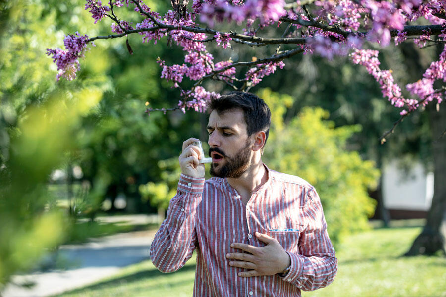 Homme dans un parc se servant d’un inhalateur © RealPeopleGroup / iStockphoto.com