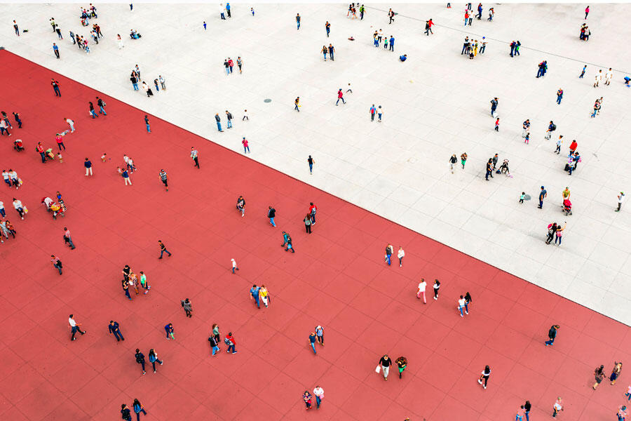Vue aérienne d’un espace séparé en deux couleurs avec des personnages dessus