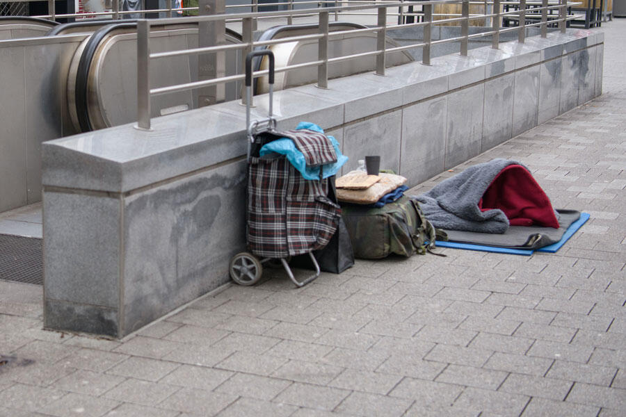Les affaires d’une personne sans domicile fixe sur un trottoir