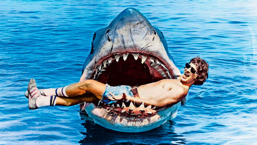 Spielberg posant dans la maquette des mâchoires du requin blanc au moment du tournage du film © Photo12 / Alamy / Pictorial Press Ltd