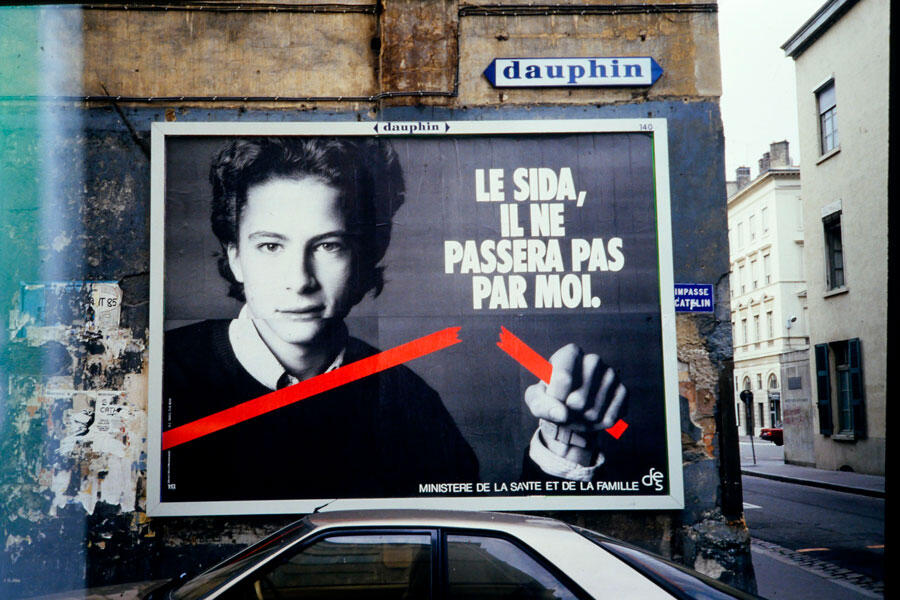 Affiche de la campagne « Le sida, il ne passera pas par moi » dans une rue de Lyon vers 1987-1988