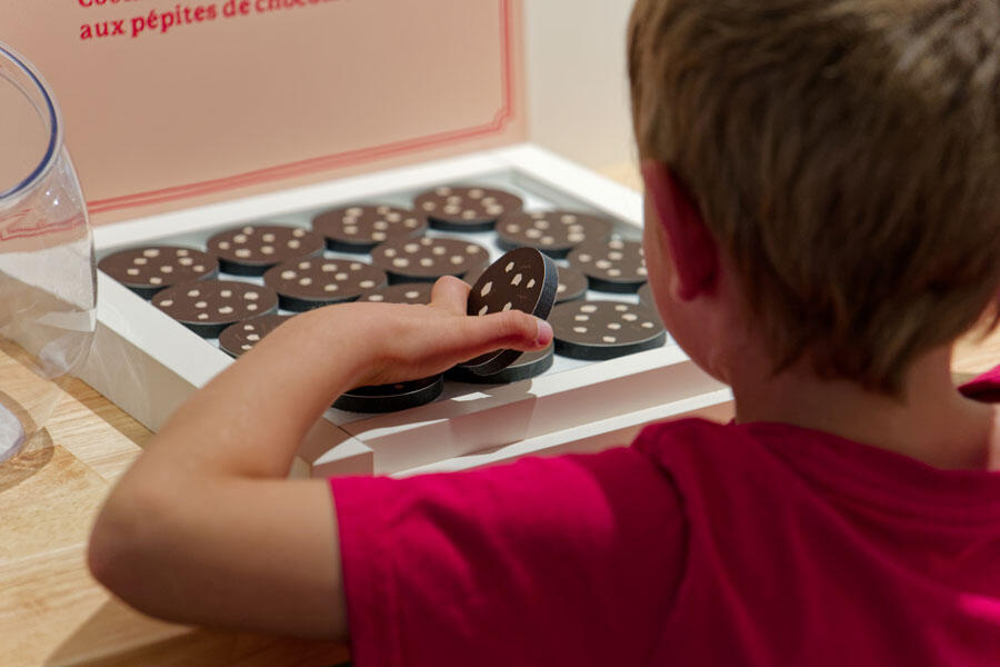 Un enfant déplace des cookies en bois