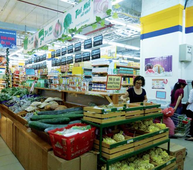 Revente dans un supermarché de produits issus de l’agriculture familiale, au Vietnam.