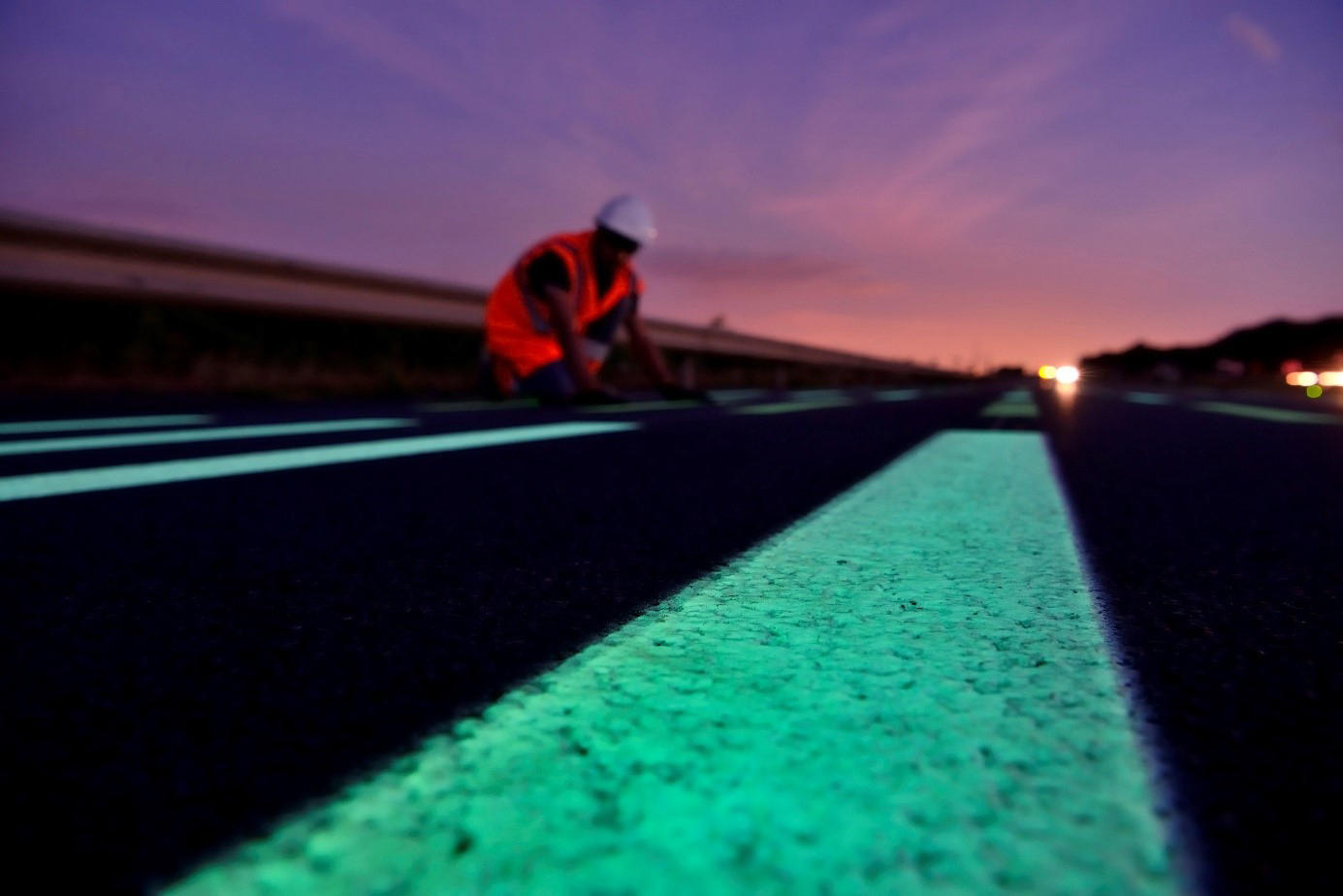 Cette route solaire peut briller pendant 10 heures la nuit pour éclairer les cyclistes ! (vidéo) By DETOURS Peinture_photoluminescente_72dpi