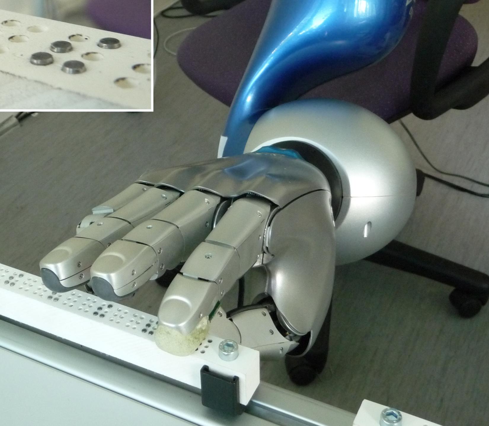 Main robotisée équipée de peau artificielle lisant le braille.