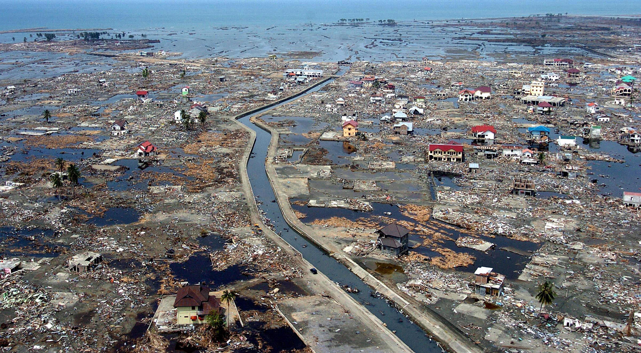 Vue aérienne de la zone côtière de Banda Aceh sur l'ïle de Sumatra (Indonésie) après le tsunami du 26 décembre 2004. 
