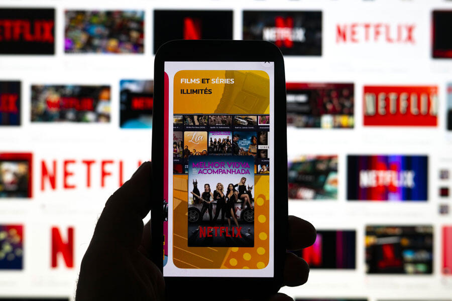 téléphone portable affichant l'application Netflix 