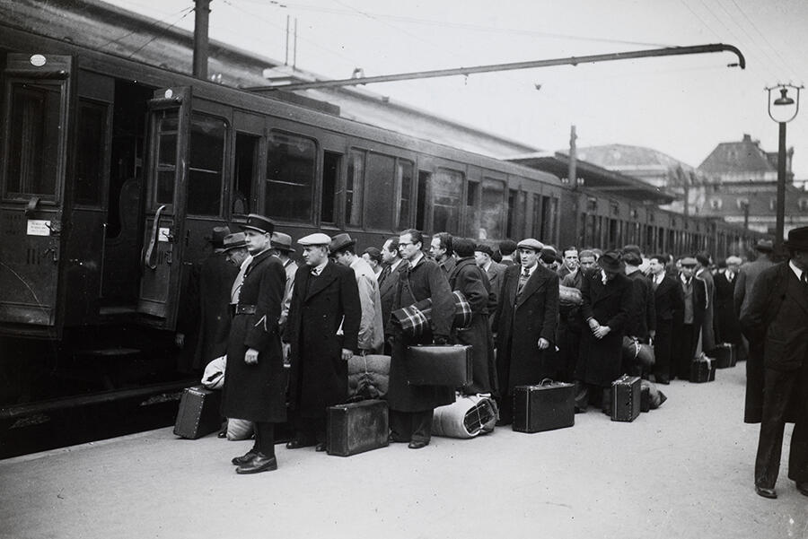 Convoi de juifs étrangers dans une gare
