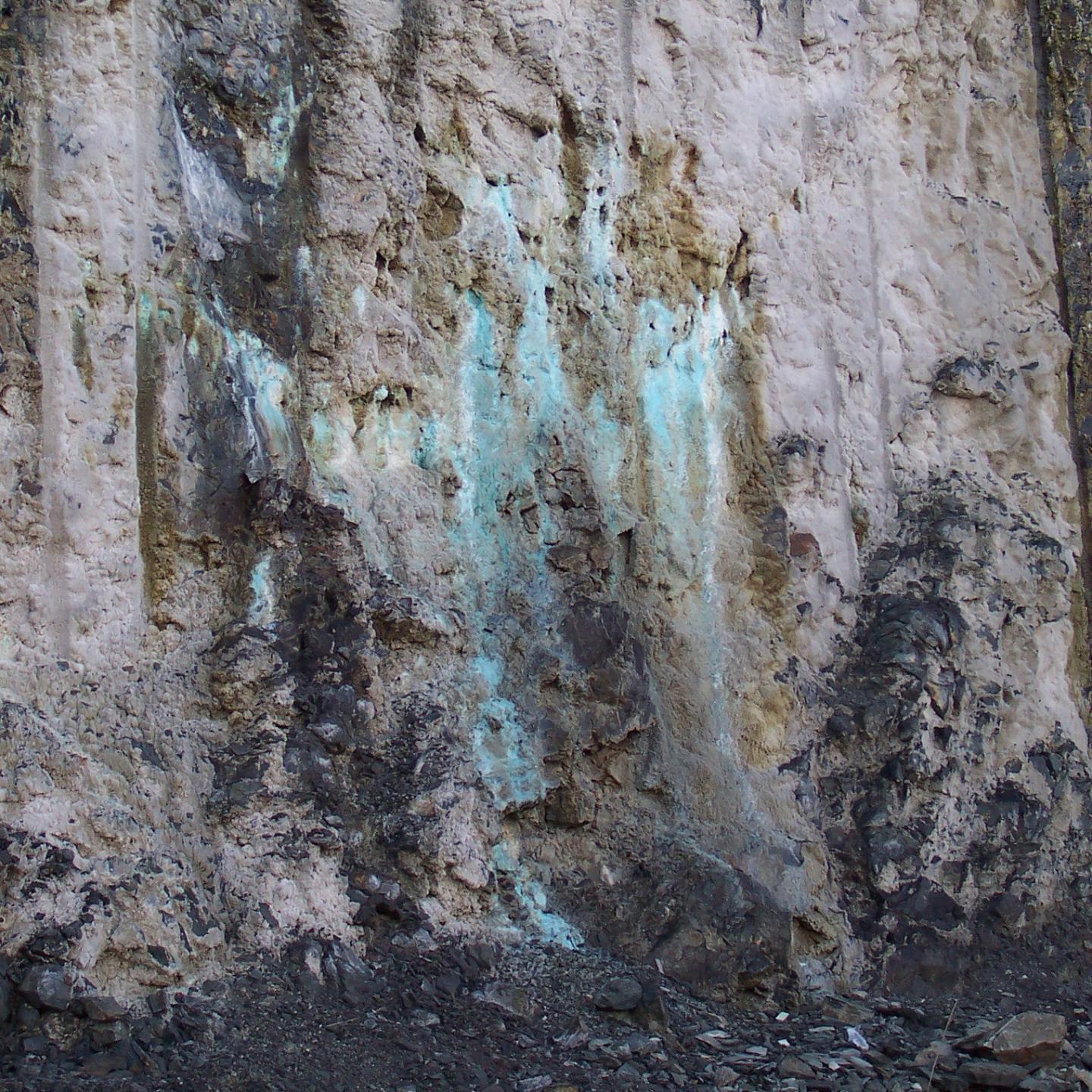 Traces d'arsenic sur les parois de la mine à ciel ouvert de Salsigne.