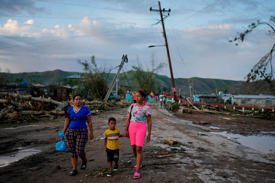 Des habitants de El Cobre à Cuba, marchent dans les décombres après le passage de l’ouragan Melissa, mercredi 29 octobre 2025