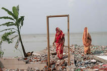 ©Ziaul Haque Oisharjh / Sopa Images / Zuma / RÉA Deux femmes se tiennent sur les restes d’une maison détruite par l’érosion en bordure du fleuve Padma, Bangladesh