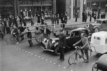 ©LAPI / Roger-Viollet Dans une rue de Paris en 1940, un agent de police retient derrière une ligne de clous divers engins roulants