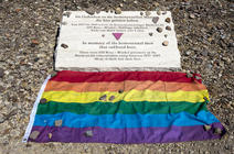 Plaque mémorielle commémorant les persécutions nazis envers les homosexuels