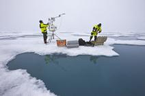 Géophysiciens de l’Institut polaire déployant une station météo dans l’océan Arctique 