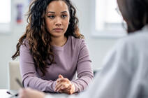 Une jeune femmes dans le cabinet de son médecin.