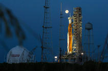 Le lanceur Space Launch System (SLS) photographié sur sa rampe de lancement du Centre spatial Kennedy en Floride (Etats-Unis). 