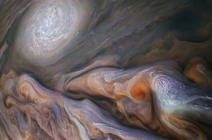 Un anticyclone (en blanc) dans la haute atmosphère de Jupiter.