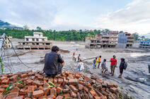 ©AP Tolang / Shutterstock.com Habitants de Trisuli au Népal face aux dégâts causés par un tsunami de montagne fin août 2026.