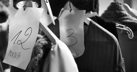Des cintres en backstage © Wirestock / iStock by Getty Images