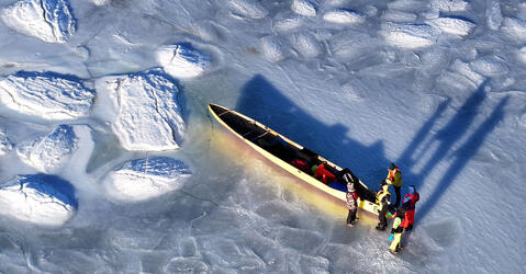 Sortie en canot en baie du Haha © Sébastien Kuchly, BicWin2024, Laboratoire PMMH, CNRS