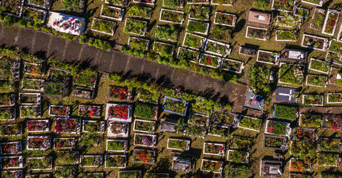 Vue aérienne du cimetière de tombes en pleine terre, fleuries naturellement, à Hell-Bourg, sur l’île de La Réunion. 