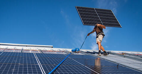 Installation de panneaux solaires sur le toit d’un bâtiment industriel à Saint-Jean-de-Maurienne en Savoie