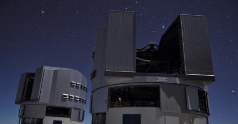 Vue de deux télescopes du VLT la nuit.