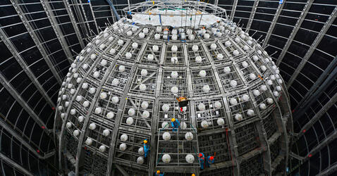  La sphère interne de Juno en construction, et on voit des ouvriers au travail