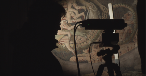 Chercheur et son instrument en ombre chinoise devant une peinture murale