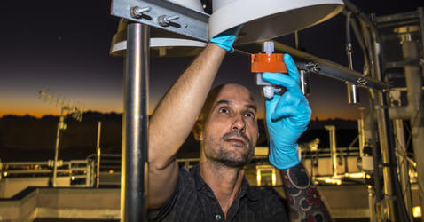 Ingénieur en train d'installer un détecteur de mercure atmosphérique