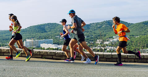 Peloton participant à la course Marseille-Cassis
