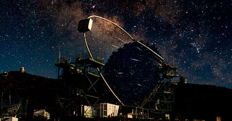 Vue de nuit du télescope LST-1 sur fond de Voie lactée 